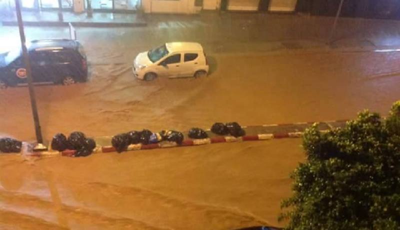 الأمطار الغزيرة تتسبب في فيضانات وشل حركة المرور بالعاصمة