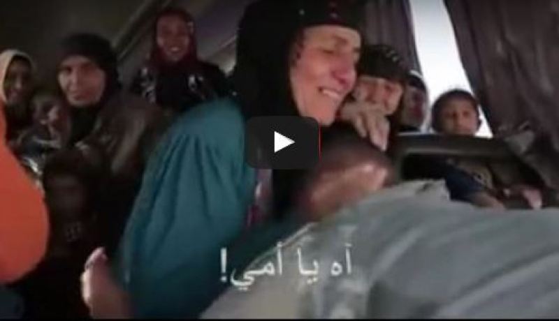 فيديو مؤثر .. جندي عراقي من الموصل يلتقي بأمه بعد عامين