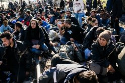 حدود اليونان مهاجرون يقطعون حركة القطارات