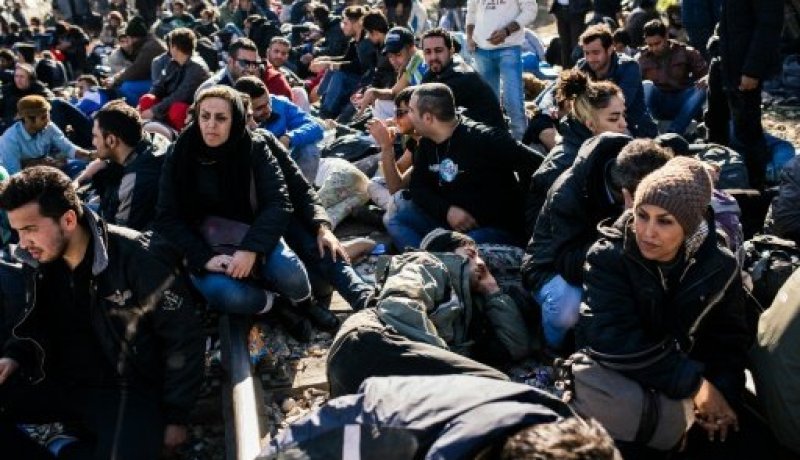 حدود اليونان مهاجرون يقطعون حركة القطارات