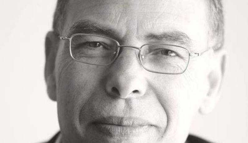 بعد التحرش الشديد بعائلته.. صحفي مغربي يدخل في إضراب عن الطعام