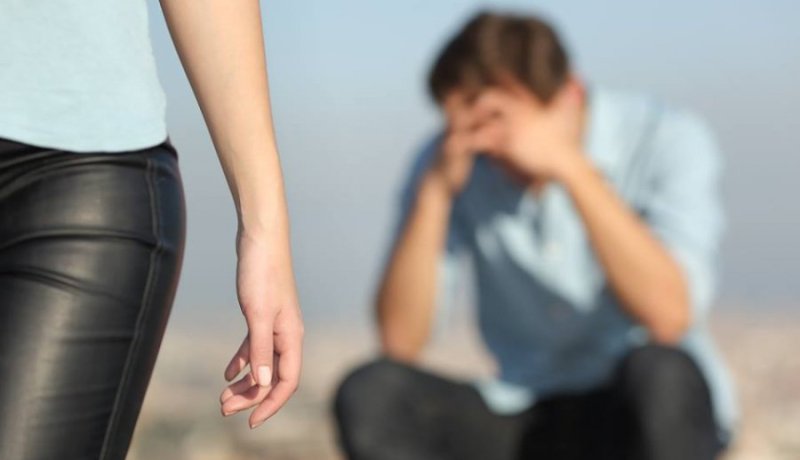 إرضاء والدي يُغضب والدتي.. كيف أتصرف؟