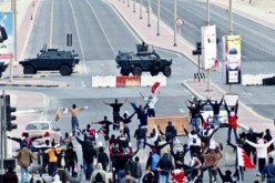 متظاهرون يحرقون سيارتين للشرطة جنوب البحرين