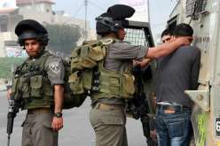 إعتقال شاب فلسطيني من قبل قوات الإحتلال بالضفة الغربية