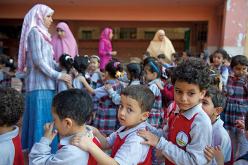 تلميذ يتيم يرد على أسئلة الامتحان بطريقة مبكية