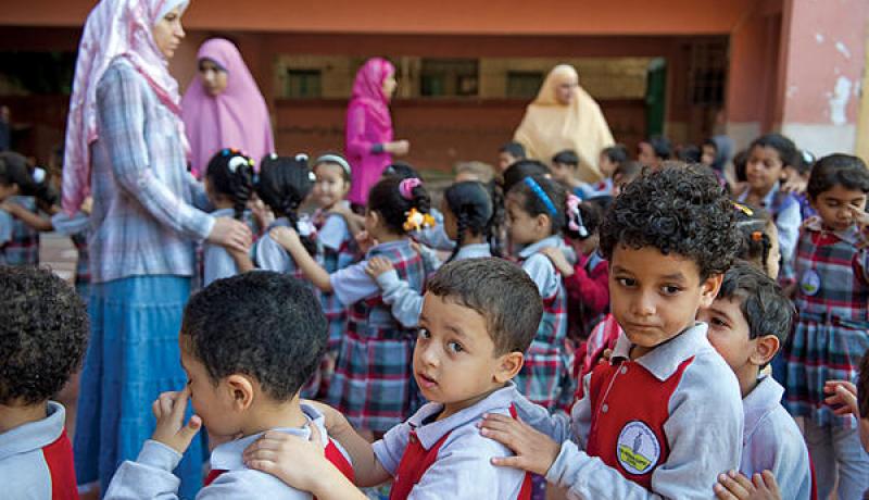 تلميذ يتيم يرد على أسئلة الامتحان بطريقة مبكية