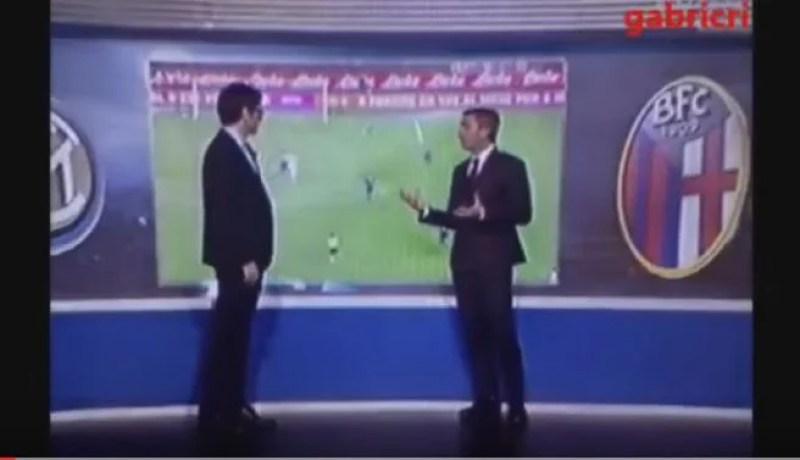 بالفيديو.. مذيع يعتدي بالركل على نجم ميلان السابق