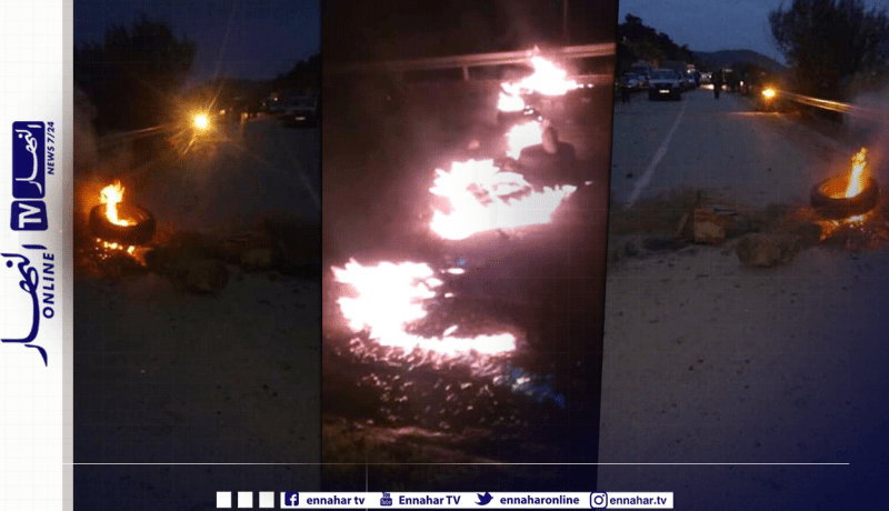 الشلف.. أهالي إبوعمامين يغلقون الطريق ببني حواء للمطالبة ببرامج فك العزلة