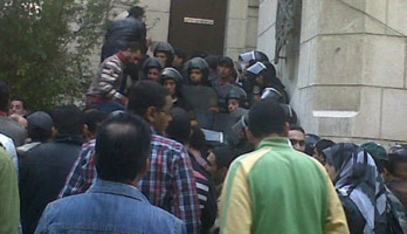 أمن الإسكندرية يحرر 5 متظاهرين بعد احتجازهم بمسجد القائد إبراهيم