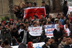 وصول مسيرة المئات من طلاب الجامعات إلى مجلس الشعب في مصر