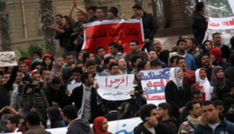 وصول مسيرة المئات من طلاب الجامعات إلى مجلس الشعب في مصر