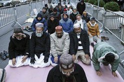 مسلمون يتحدون ترامب ويؤدون الصلاة أمام مقره الانتخابى فى نيويورك