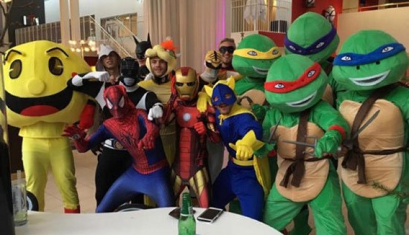 بالصور نجوم ليستر يتحولون إلى سلاحف النينجا احتفالا بتصدر البريميرليج