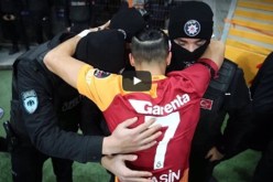 بالفيديو .. لاعب يسجل هدفا ويعانق قوات الأمن لهذا السبب