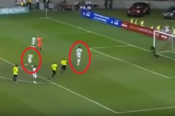 بالفيديو .. حاولا تقليد ضربة جزاء ميسي وسواريز لكن أصبحا أضحوكة