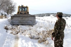 إنقاذ 60 تلميذا علقوا داخل حافلتين بسبب كثافة الثلوج في خنشلة