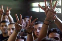 الأسرى الفلسطينيون يعلقون إضرابهم في اليوم الأول من شهر رمضان