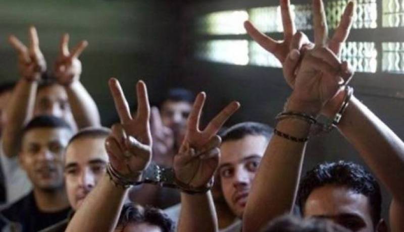 الأسرى الفلسطينيون يعلقون إضرابهم في اليوم الأول من شهر رمضان