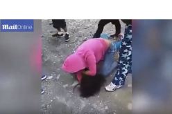 بالفيديو أم تشجع ابنتها على ضرب فتاة في الشارع