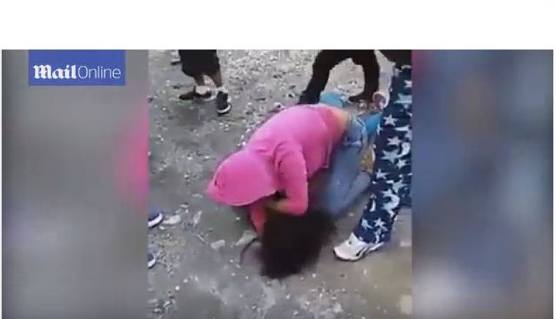 بالفيديو أم تشجع ابنتها على ضرب فتاة في الشارع