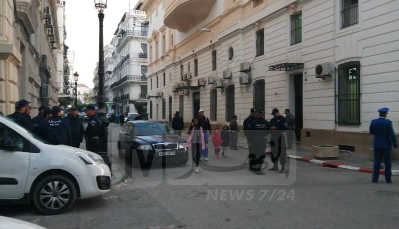 حضور وزيرة السياحة سابقا مع محاميها إلى محكمة سيدي امحمد