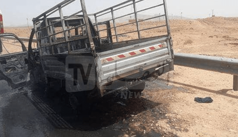 بالصور.. إحتراق شاحنة صغيرة بالطريق الوطني رقم 06 في النعامة
