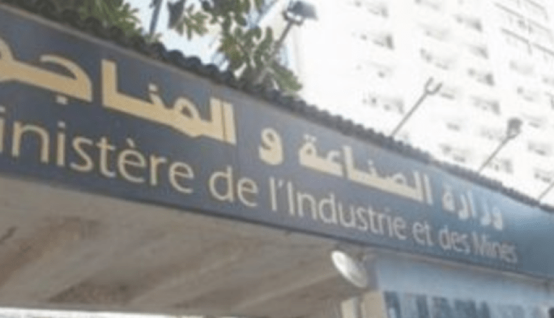 وزاة الصناعة تعلن عن مبادرة لتصنيع الكمامات والأقنعة للوقاية من كورونا فيروس