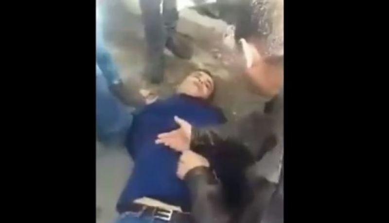 مشاهد توثق لحظة القبض على شاب مسلح ويلبس جلباب بحي قاريدي