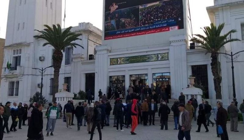 الجزائريون يتابعون مراسم جنازة فقيد الجزائر بالساحات العمومية
