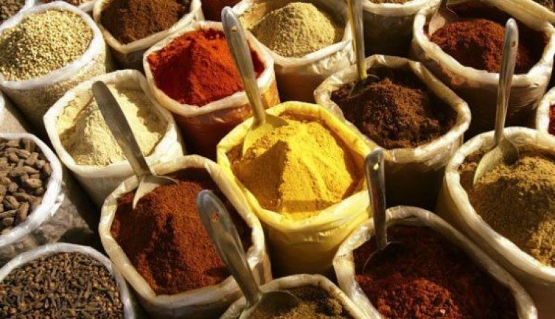 إحباط محاولة لإغراق السوق الجزائرية ب190 قنطار من التوابل الفاسدة بميناء الغزوات