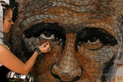أوكرانية تصمم وجه بوتين باستخدام رصاصات فارغة