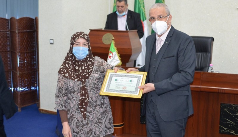 وزير التعليم العالي يُكرم عدد من إطارات الوزارة المتقاعدين