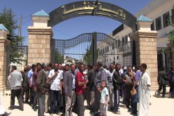 الوالي يمنح منتخبا بالمجلس الولائي 100 هكتار والفلاحون يحاصرون مقر ولاية خنشلة