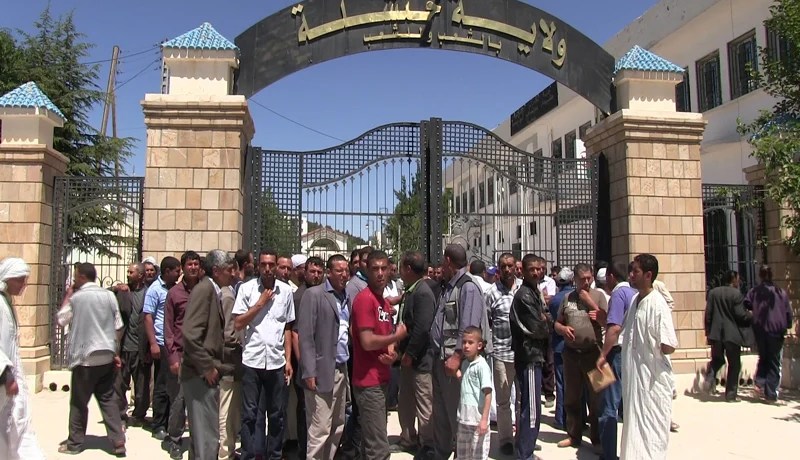 الوالي يمنح منتخبا بالمجلس الولائي 100 هكتار والفلاحون يحاصرون مقر ولاية خنشلة