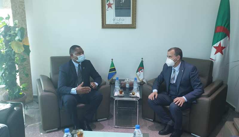 وزير التجارة يتباحث مع سفير جمهورية تنزانيا الإتحادية بالجزائر