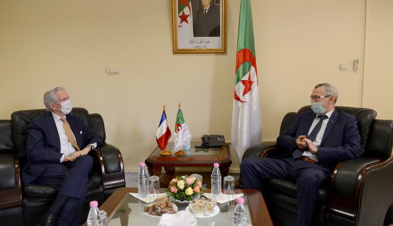 بلحيمر يبحث مع السفير الفرنسي تعزيز العلاقات بمجال الإعلام والاتصال