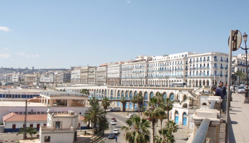 الاتجاه نحو تعديل الدستور في الجزائر تجاوبا مع حركة الاحتجاج