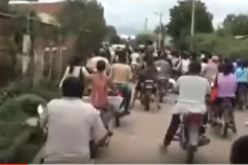 بالصور والفيديو.. هكذا عاقب أهالي قرية مغتصب طفلة متجاهلين الشرطة