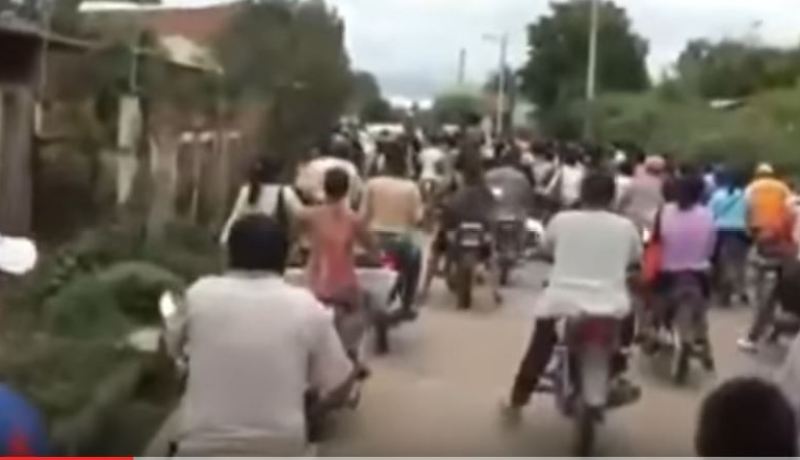 بالصور والفيديو.. هكذا عاقب أهالي قرية مغتصب طفلة متجاهلين الشرطة