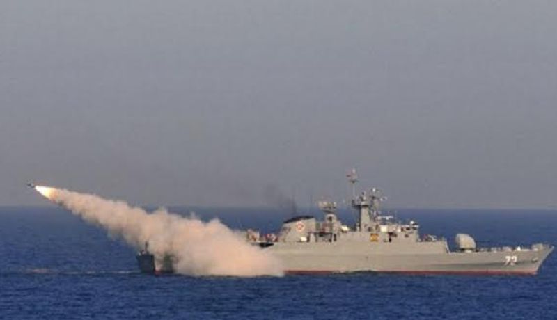 سفن التحالف العربي تقصف مواقع الحوثيين باليمن