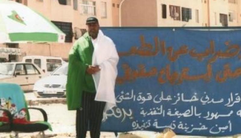 رجل أعمال يدخل في إضراب مفتوح عن الطعام أمام دار المالية بتبسة