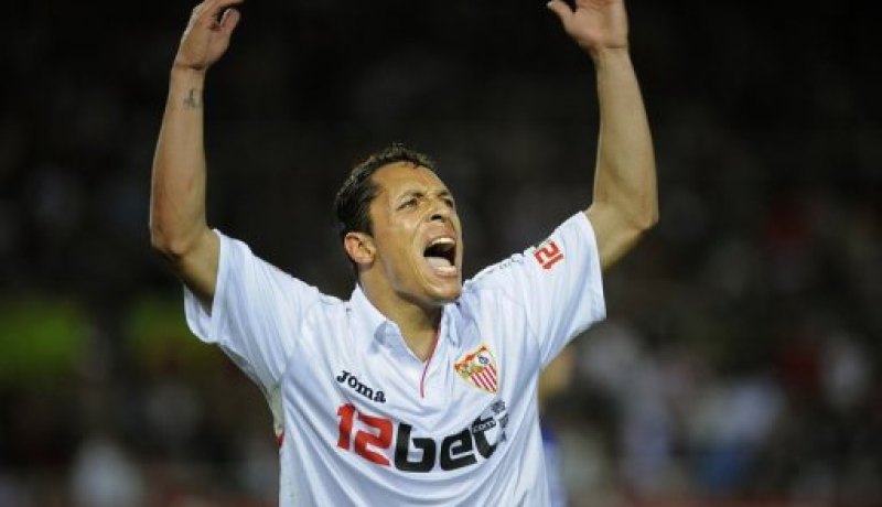 انتقال وشيك للمدافع البرازيلي ادريانو من اشبيلية الى برشلونة