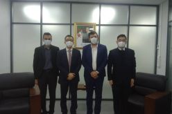 ياسين وليد يتحادث مع المدير العام لشركة هواوي بالجزائر