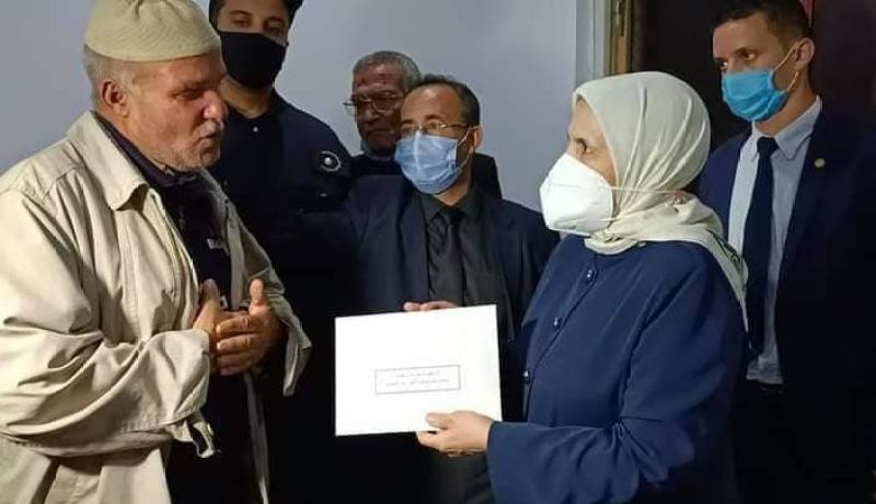 والي تيبازة تزور عائلتي الضحيتين المتوفيين إثر حرائق غابات ڨوراية