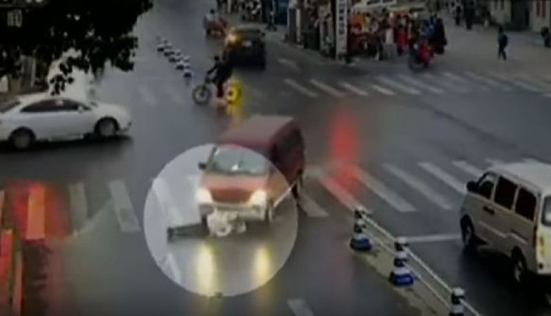 بالفيديو..نجاة مراهقة من موت محقق