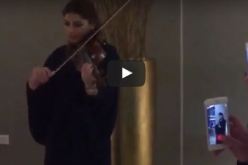 بالفيديو .. فتاة تفتتح مطعما بالعزف على الكمان