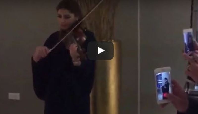 بالفيديو .. فتاة تفتتح مطعما بالعزف على الكمان