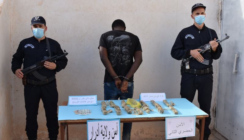 أدرار.. الأمن يوقف شخص ويحجز 1.8كلغ من مخدر البانغو
