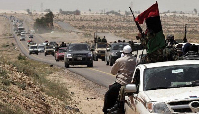 هجوم لمقاتلين ليبيين سابقين على مقر الحكومة الانتقالية احتجاجا على تعليق المخصصات
