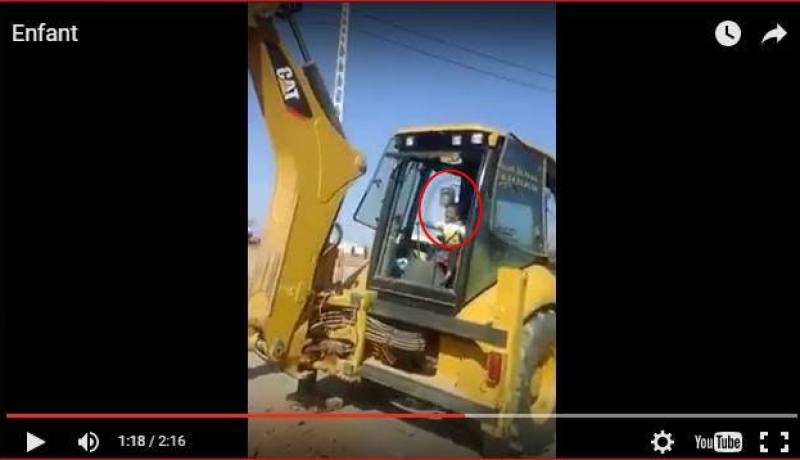 بالفيديو.. شاهد طفل يقوم بعل خطير باستخدام الجرافة